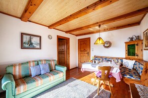 Interior - Apartment "Adang Ferienwohnung Mutspitz" with Mountain View, Garden & Wi-Fi (Tirolo)