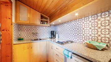 Kjøleskap, kokeplater, kaffetrakter/tekoker og vannkoker