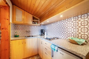 Fridge, stovetop, coffee/tea maker, electric kettle