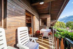 Outdoor dining - Apartment "Adang Ferienwohnung Mutspitz" with Mountain View, Garden & Wi-Fi (Tirolo)