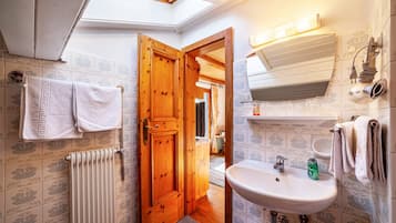 Badekar, hårføner og håndklær