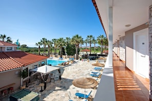 Outdoor dining - Standard Studio "Paradise Zante Standard Studio 4" with Shared Pool & Wi-Fi (Zakynthos)