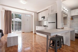 Kjøleskap, mikrobølgeovn, kokeplater og vannkoker