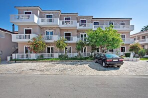 Exterior - Apartment "Paradise Zante One Bedroom Suite" with Shared Pool & Wi-Fi (Zakynthos)