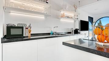 Kühlschrank, Mikrowelle, Ofen, Herdplatte