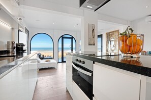 Fridge, microwave, oven, stovetop - Holiday Home "Denia Beach Lodge" with Sea View, Whirlpool & Wi-Fi (Denia)