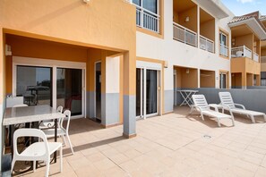 Outdoor dining - Holiday Home "Tenerife Zen" with Shared Pool and Wi-Fi (Callao Salvaje)