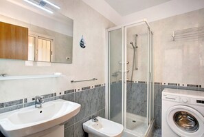 Shower, hair dryer, towels - Holiday Home "Tenerife Zen" with Shared Pool and Wi-Fi (Callao Salvaje)