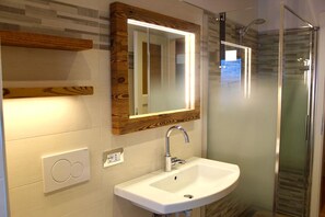 Dusche, kostenlose Toilettenartikel, Haartrockner, Handtücher