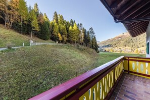 Property grounds - Holiday Apartment "Ciasa Tach" with Mountain View, Balcony & Wi-Fi (Pozza di Fassa)