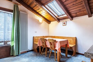 Dining - Apartment "Casa Martini" with Mountain View, Balcony & Wi-Fi (Mezzana)