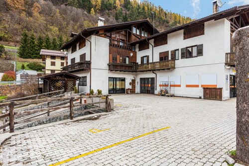 Appartement "Casa Martini" avec vue sur les montagnes, balcon et Wi-Fi.