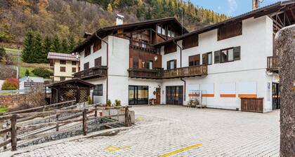Appartement "Casa Martini" avec vue sur les montagnes, balcon et Wi-Fi.