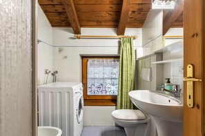 Shower, hair dryer, towels - Apartment "Casa Martini" with Mountain View, Balcony & Wi-Fi (Mezzana)