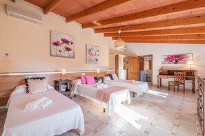 4 bedrooms, iron/ironing board, free WiFi, bed sheets - Finca "Es Rafal" with Pool & Wi-Fi (Santa Margalida)