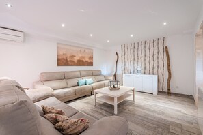 TV, fireplace, stereo