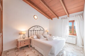 4 عدّة غرف نوم ومكواة/لوح كي وواي فاي مجانًا وملاءات أسرّة