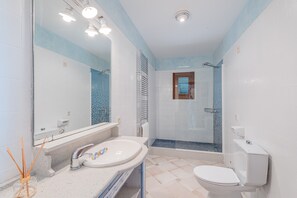 أحواض استحمام، مجففات شعر، مناشف