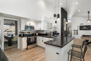 Réfrigérateur, four à micro-ondes, un four, surface de cuisson