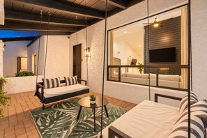 Rock gently on the swing while someone sets up a movie inside. The big window gives you a view straight into the living room. - Desert Playground |Pool|Sportcourt |Bocce | Cabana (Scottsdale)