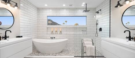 Badewanne, Haartrockner, Handtücher, Seife