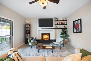 Smart TV, books - Centrally located Hiker and Golfer's Paradise (Phoenix)