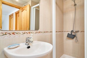 Bathtub, hair dryer, towels