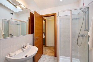 Dusche, Haartrockner, Handtücher