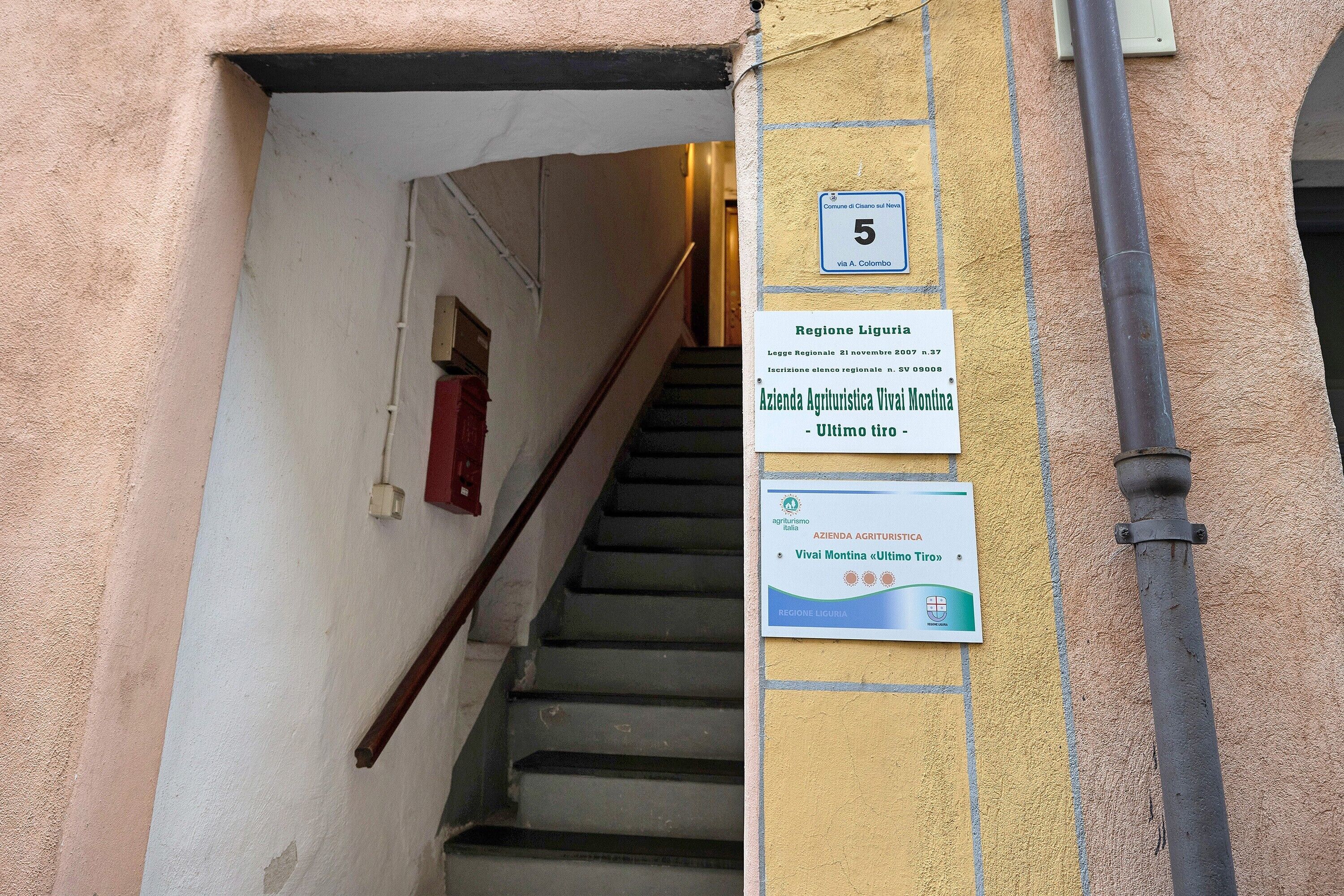 Portaat, joiden yhteydessä on kyltti, jossa lukee: »Regione Liguria» ja »AZIENDA AGRITURISTICA Vivai Montana».