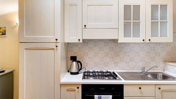 Kühlschrank, Ofen, Herdplatte, Wasserkocher