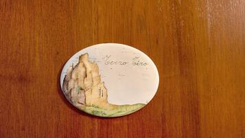 Un objeto redondo y ovalado con una ilustración de un paisaje y texto.