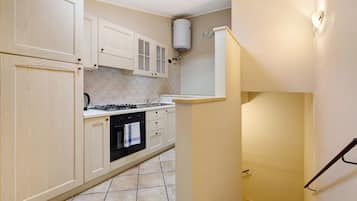 Fridge, oven, stovetop, electric kettle