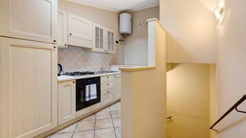 Kühlschrank, Ofen, Herdplatte, Wasserkocher