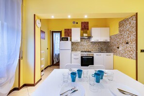 Fridge, microwave, oven, stovetop - Apartment "Civico22 - Bilo 2" with Wi-Fi & A/C (Peschiera del Garda)