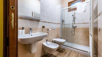 Douche, sèche-cheveux, serviettes fournies