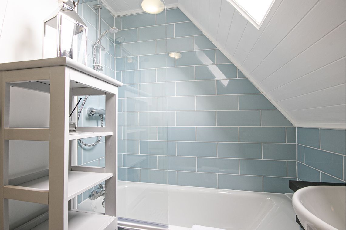 Combined shower/bathtub, hair dryer, towels