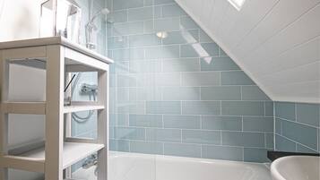 Combined shower/bathtub, hair dryer, towels