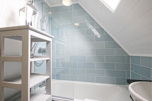 Combined shower/tub, hair dryer, towels
