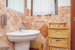 Ducha, secador de pelo y toallas