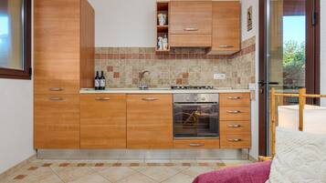 Frigorifero, forno, piano cottura, lavastoviglie