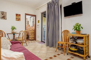 TV - Villa "George" with Sea View, Private Terrace, Wi-Fi & Private Garden (Santa Reparata)