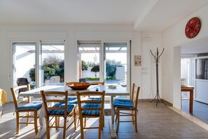 Dining - Villa "Domus Bianca" with Sea View, Garden & Wi-Fi (San Giovanni di Sinis)