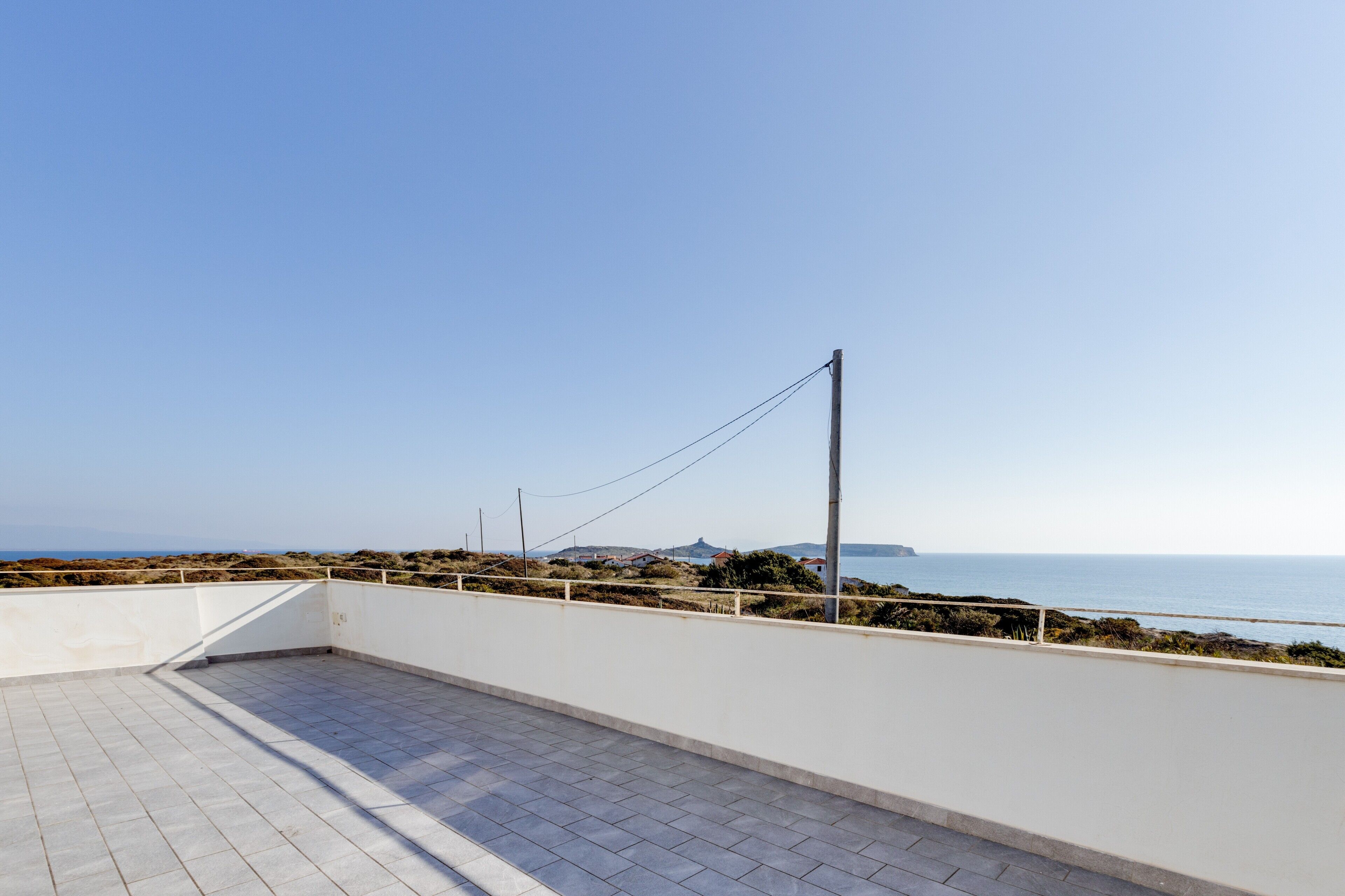 Une terrasse sur le toit offrant une vue dégagée sur la mer et les bâtiments environnants.