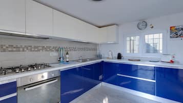 KylskÄp, mikrovÄgsugn, ugn och spishÀll