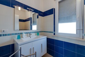 Shower, hair dryer, towels - Villa "Domus Bianca" with Sea View, Garden & Wi-Fi (San Giovanni di Sinis)