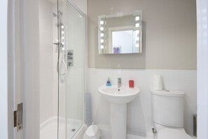 Combined shower/bathtub, hair dryer, towels - Clearwater 31, The Lakehouse - Waterside Holiday Cottage, Spa Access, Sleeps 8 (Somerford Keynes)