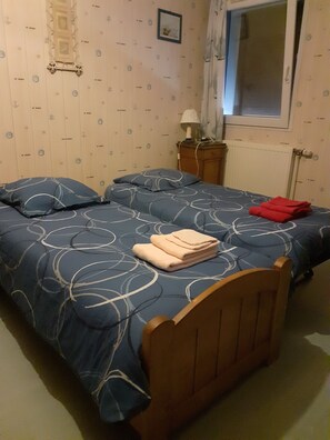 2 soverom, skrivebord, reiseseng for barn og wi-fi (inkludert)