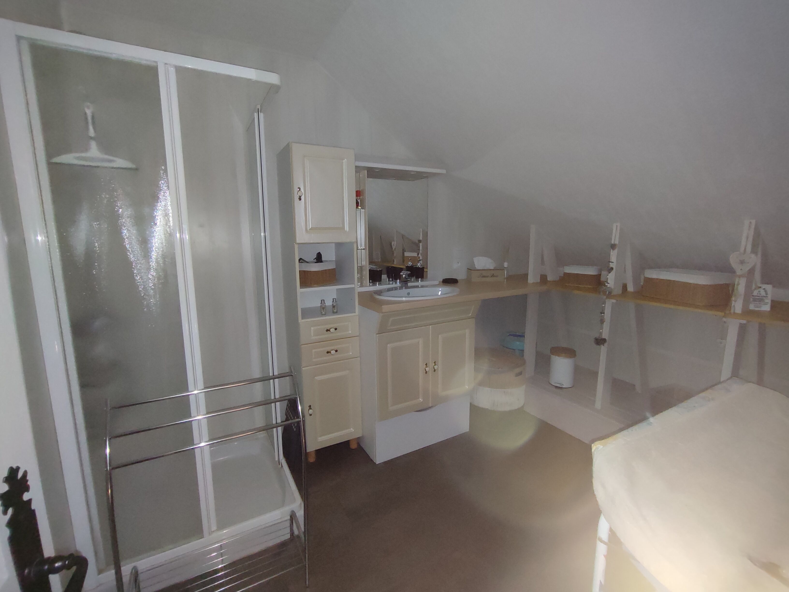 Douche, sèche-cheveux, serviettes fournies