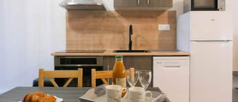 Réfrigérateur, micro-ondes, four, plaque de cuisson