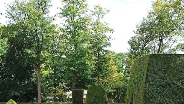 A paved pathway flanked by neatly trimmed hedges and trees in a park-like setting. - Les Chevalets Iv/stade Bollaert/louvre/université (Lens)